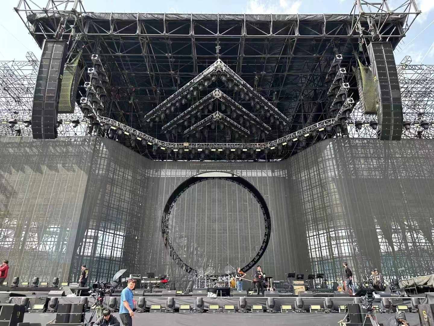 Showtechled LED transparent screen/rental screen P3.91×7.81: the best choice for outdoor large-scale events and star stage performances